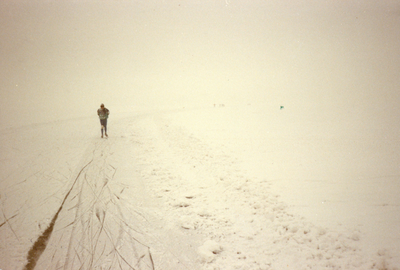 605869 Afbeelding van een eenzame schaatser, vermoedelijk op de Loosdrechtse Plassen.